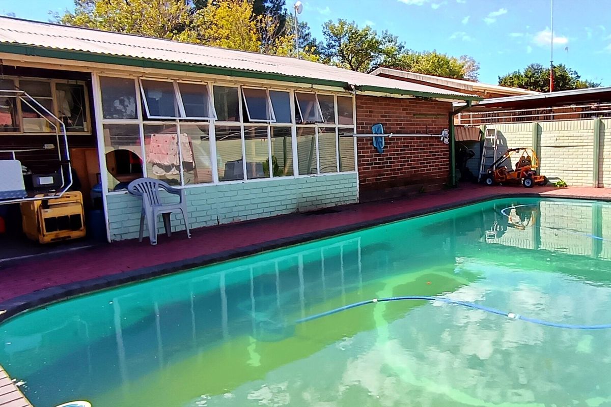 Four bedroom house with pool for sale  - Photo 2