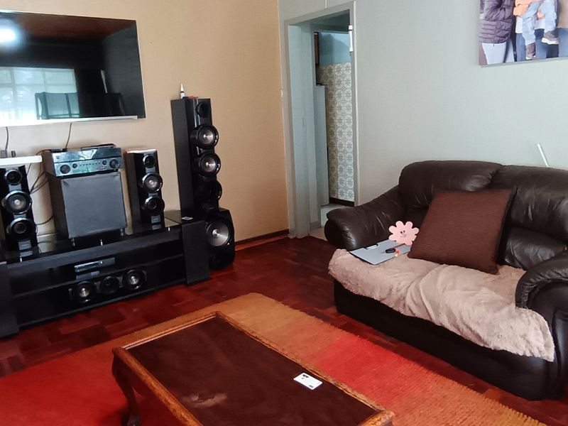 Four bedroom house with pool for sale  - Photo 6