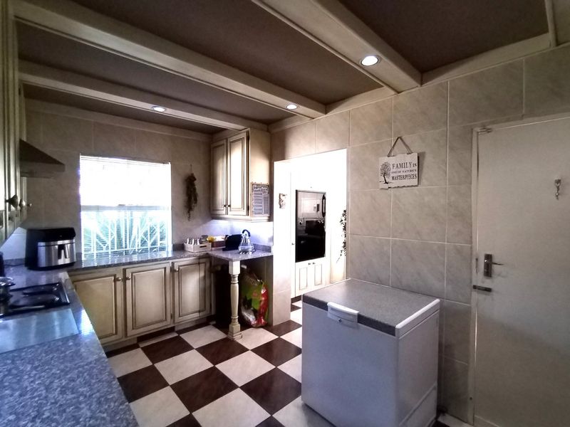 Incredible 3-Bedroom Family Home for Sale in Edenglen - Photo 4