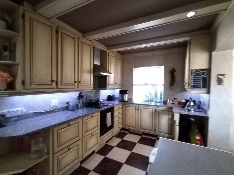 Incredible 3-Bedroom Family Home for Sale in Edenglen - Photo 6