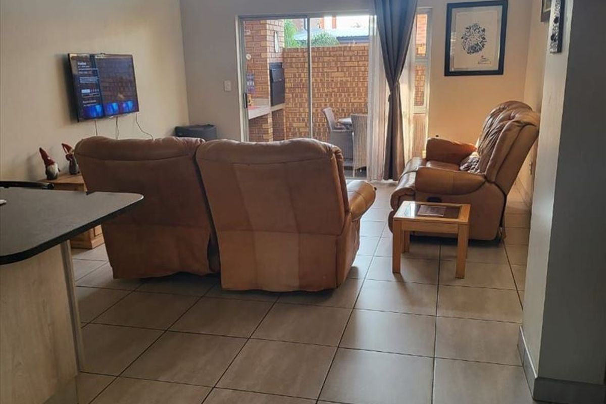 Attractive Simplex Town Home – Prime Location - Photo 4