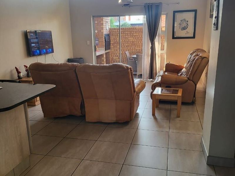 Attractive Simplex Town Home – Prime Location - Photo 4