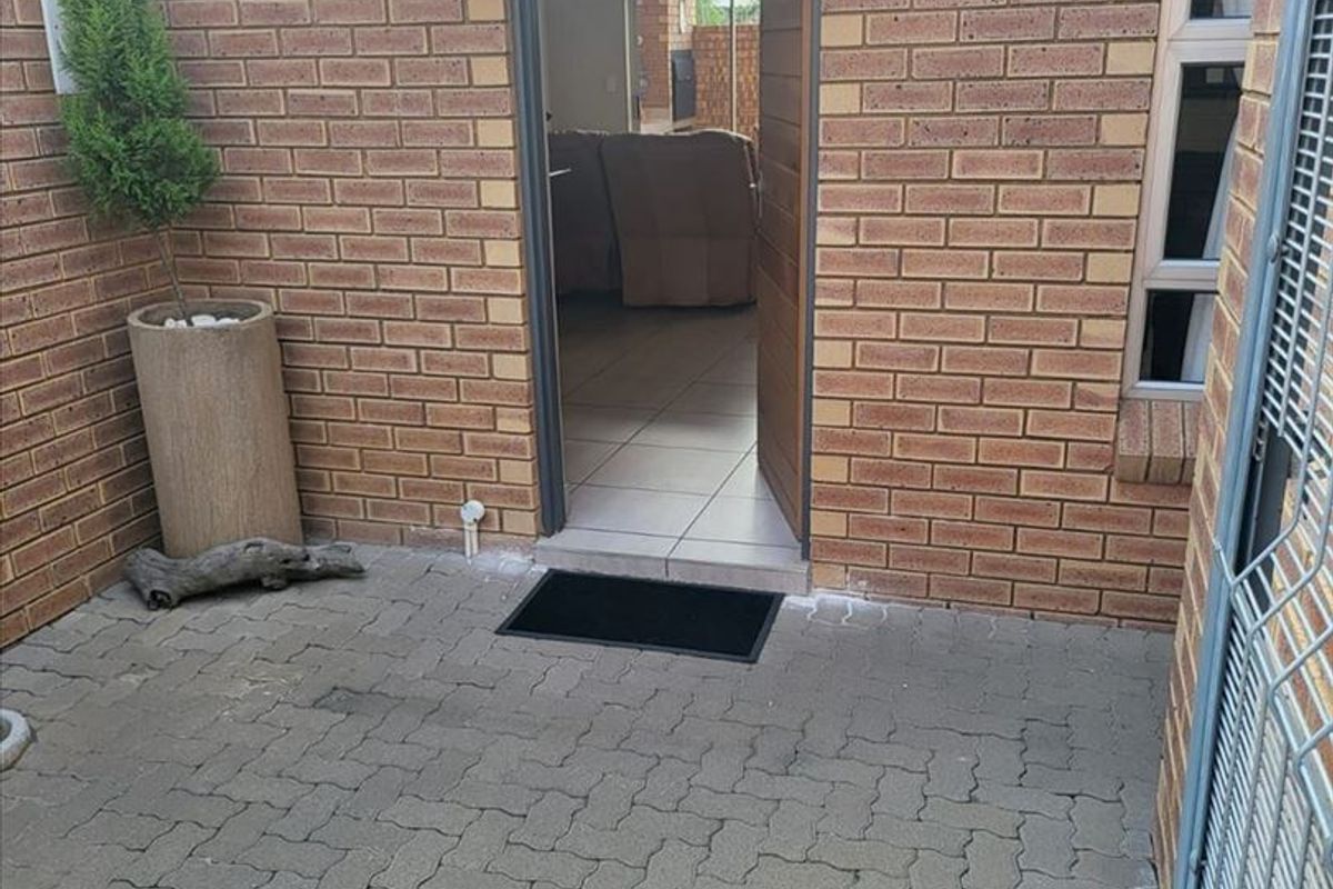 Attractive Simplex Town Home – Prime Location - Photo 2