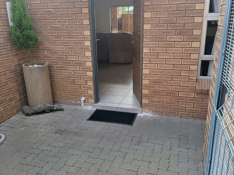 Attractive Simplex Town Home – Prime Location - Photo 2