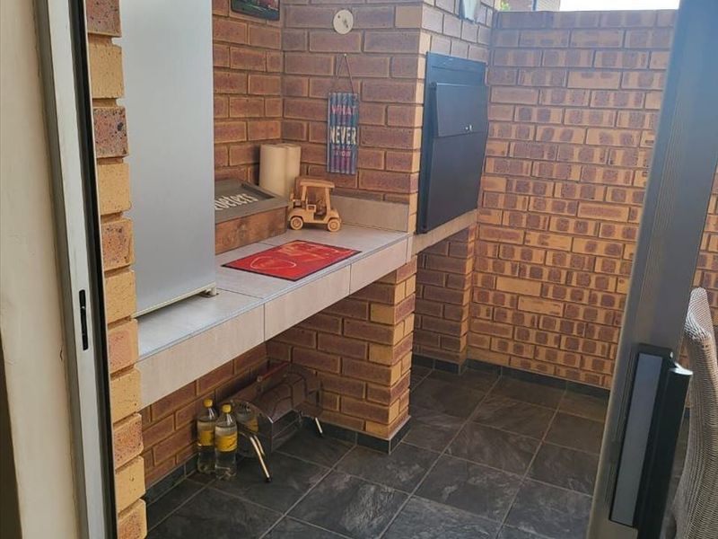 Attractive Simplex Town Home – Prime Location - Photo 10