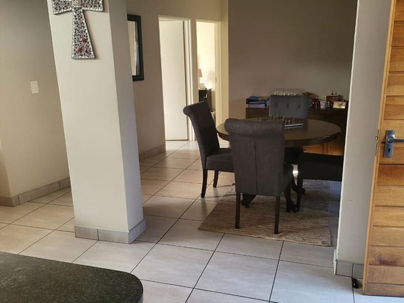 Attractive Simplex Town Home – Prime Location - Photo 6