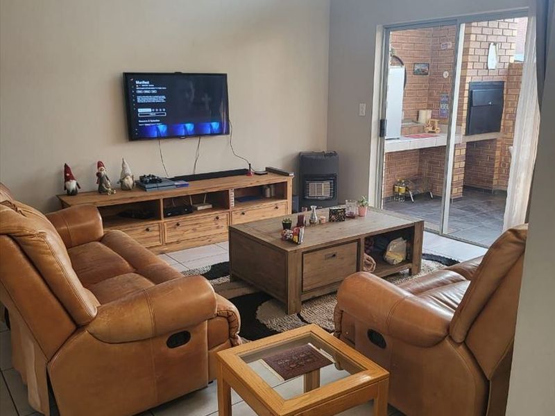 Attractive Simplex Town Home – Prime Location - Photo 5