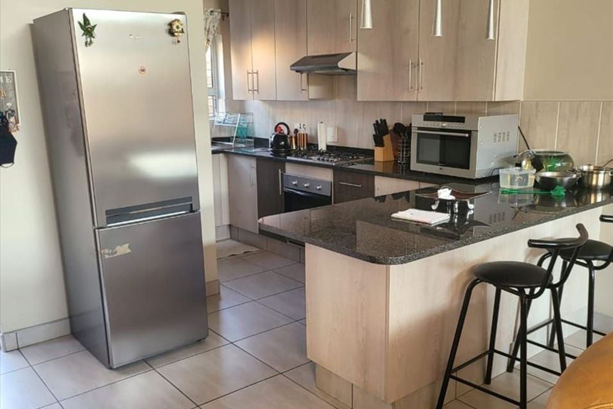 Attractive Simplex Town Home – Prime Location - Photo 3