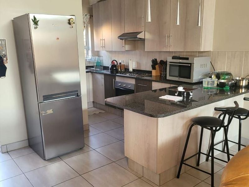 Attractive Simplex Town Home – Prime Location - Photo 3