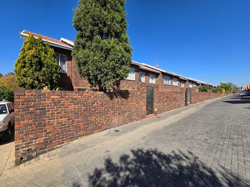 Duplex Beauty – Low Maintenance Living - Photo 8