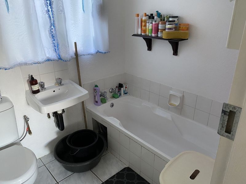 No Trsnsfer Duties, Low levies. Own Instead of Rent – Top Floor 1-Bedroom in Savona - Photo 8