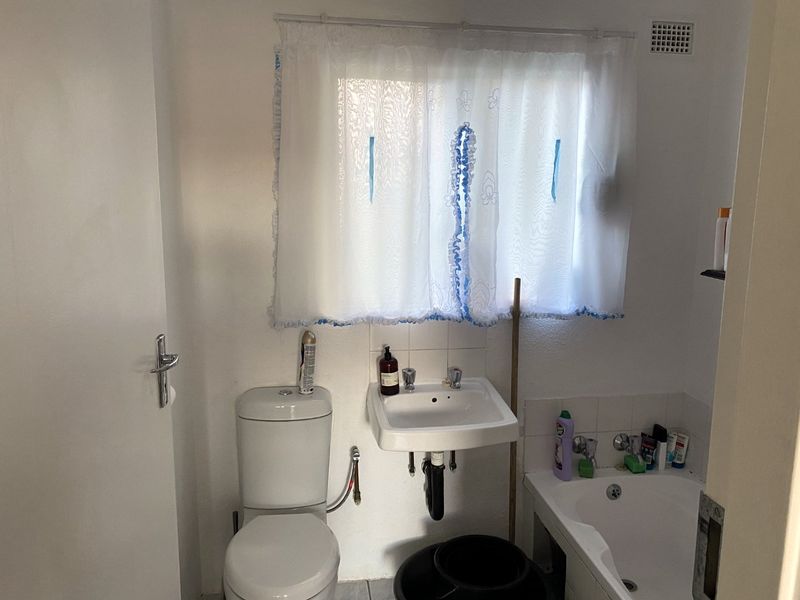 No Trsnsfer Duties, Low levies. Own Instead of Rent – Top Floor 1-Bedroom in Savona - Photo 7