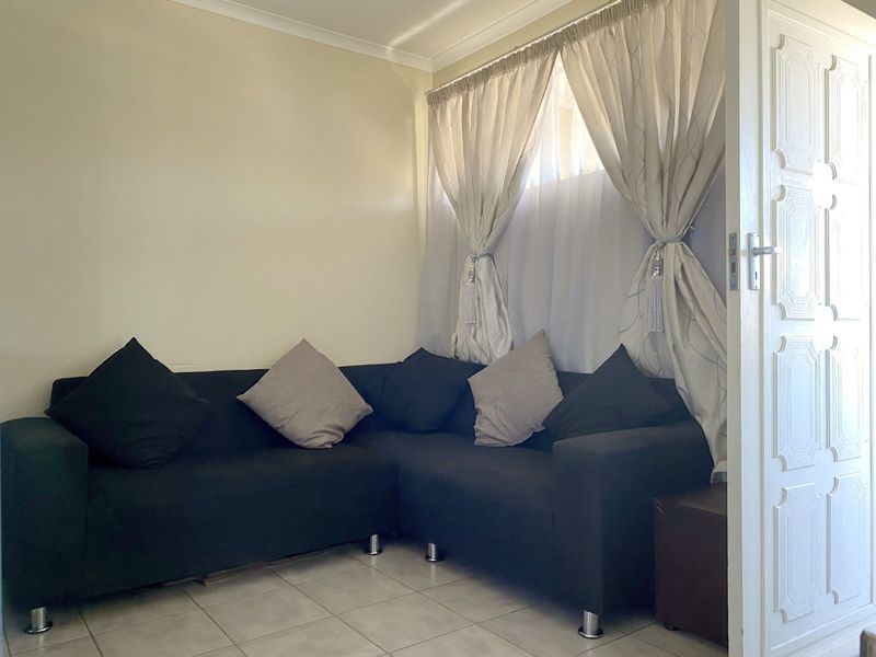 No Trsnsfer Duties, Low levies. Own Instead of Rent – Top Floor 1-Bedroom in Savona - Photo 6