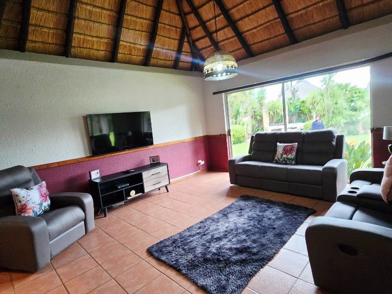 A Beautiful Blend of Space, Comfort and Effortless Living in La Hoff - Photo 9