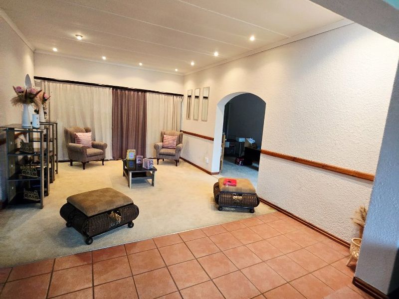 A Beautiful Blend of Space, Comfort and Effortless Living in La Hoff - Photo 8