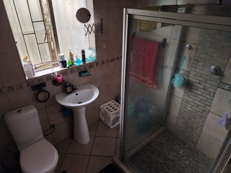 Step into a home that offers space, comfort, and incredible versatility for the big family. - Photo 9