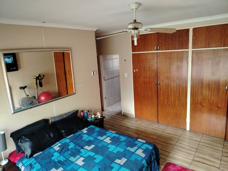 Step into a home that offers space, comfort, and incredible versatility for the big family. - Photo 8