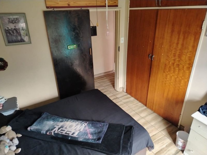 Step into a home that offers space, comfort, and incredible versatility for the big family. - Photo 7