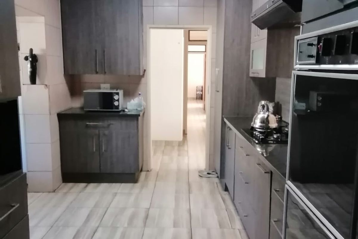Step into a home that offers space, comfort, and incredible versatility for the big family... - Photo 5