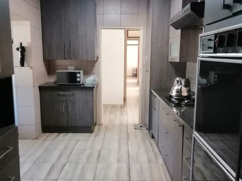 Step into a home that offers space, comfort, and incredible versatility for the big family. - Photo 4