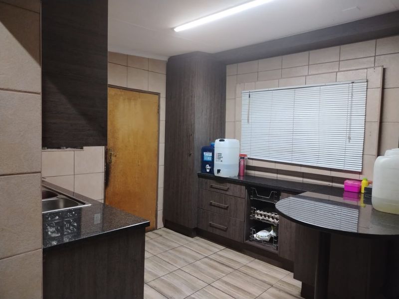 Step into a home that offers space, comfort, and incredible versatility for the big family. - Photo 2