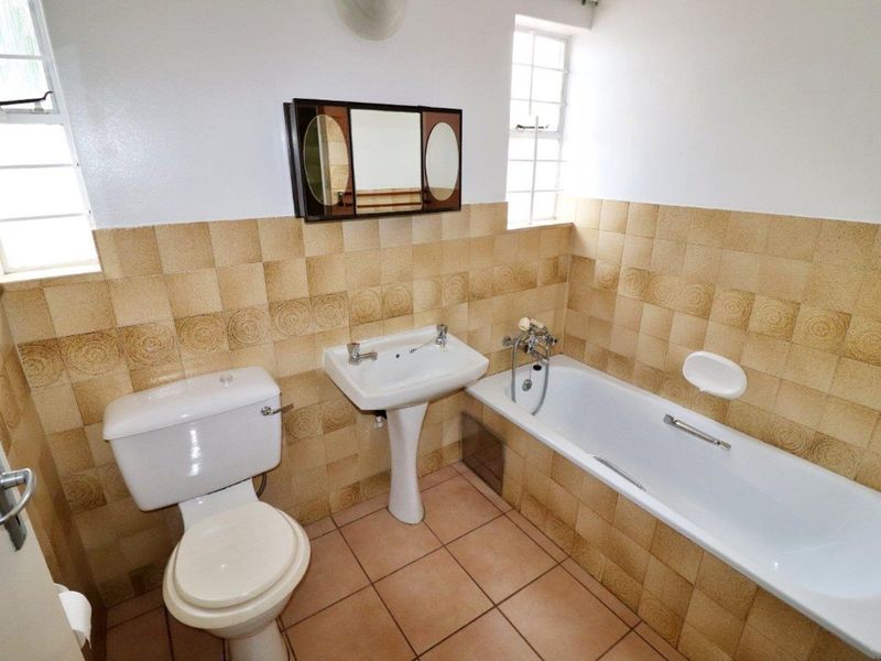 2 BEDROOM, 2 BATHROOM SIMPLEX WITH PRIVATE GARDEN - Photo 8