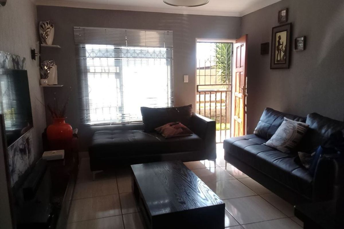 Charming Family Home - Photo 2