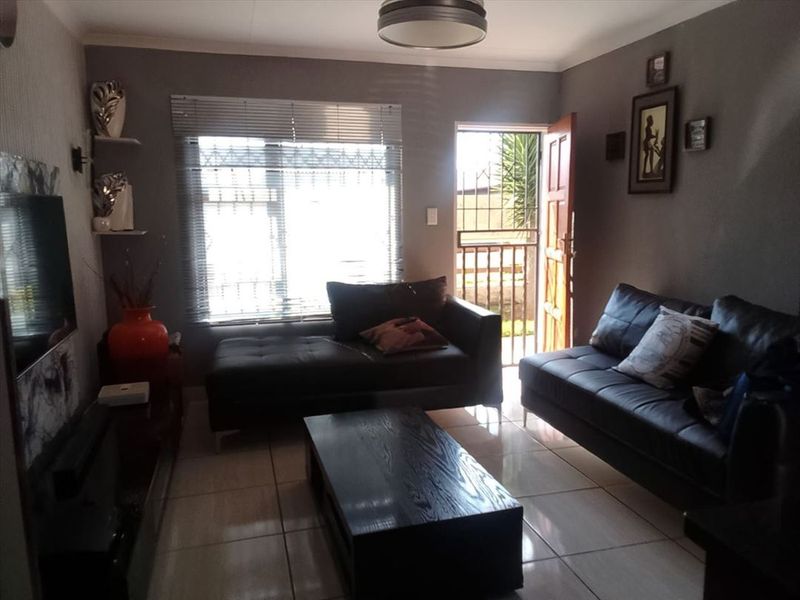 Charming Family Home - Photo 2