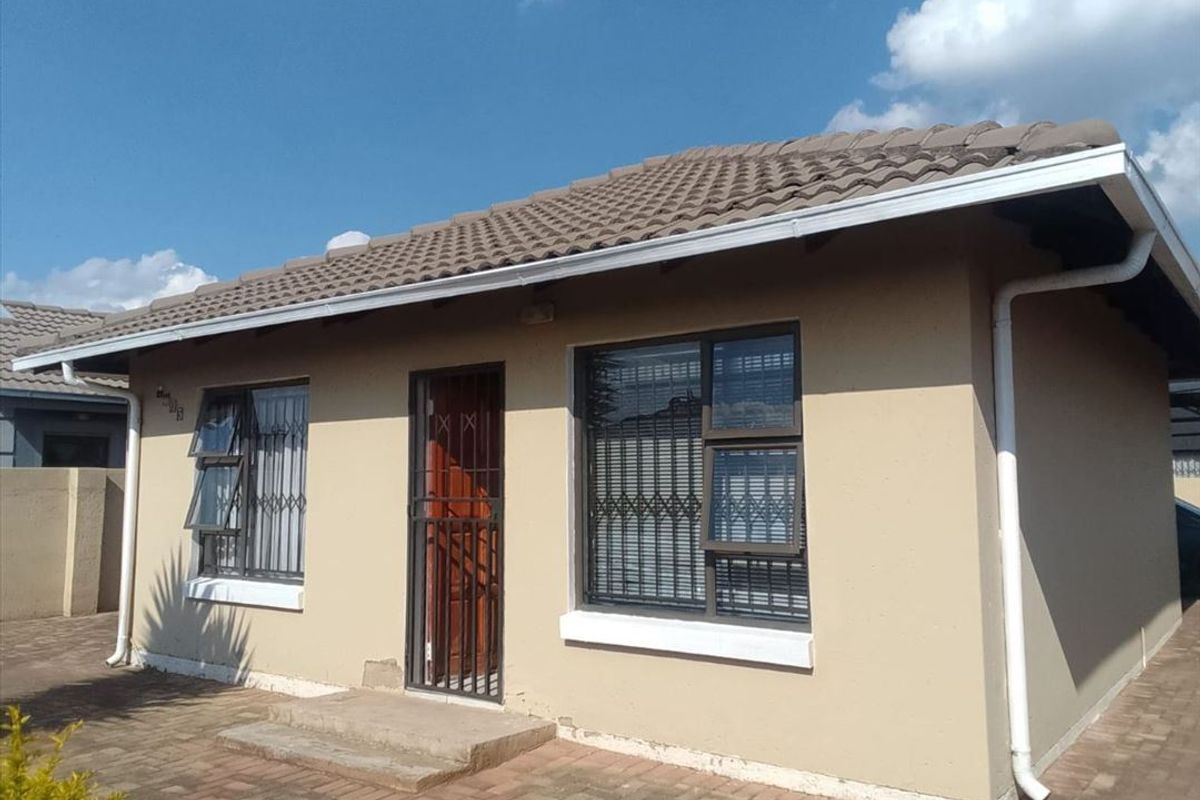 Charming Family Home - Photo 3