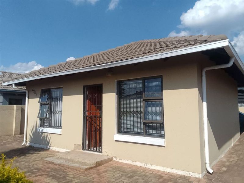 Charming Family Home - Photo 3