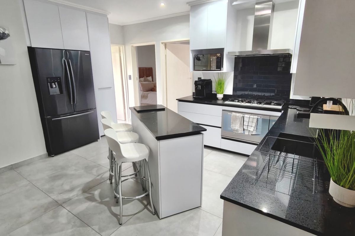 Immaculate 4-Bedroom Fully Furnished Home in Marina Letata – Luxury Living on the Vaal Dam - Photo 5