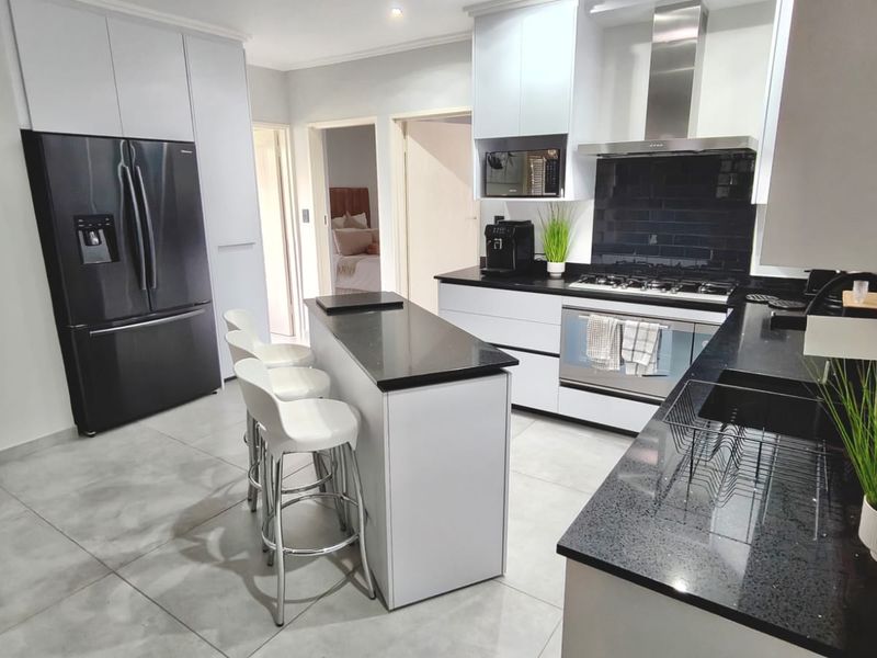 Immaculate 4-Bedroom Fully Furnished Home in Marina Letata – Luxury Living on the Vaal Dam - Photo 5