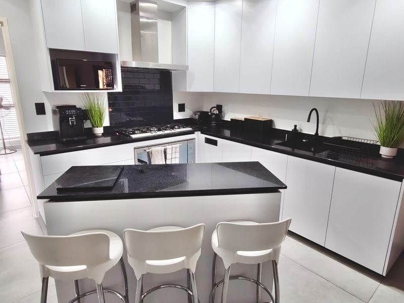 Immaculate 4-Bedroom Fully Furnished Home in Marina Letata – Luxury Living on the Vaal Dam - Photo 4