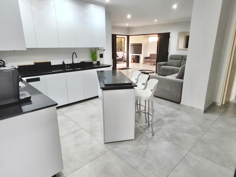 Immaculate 4-Bedroom Fully Furnished Home in Marina Letata – Luxury Living on the Vaal Dam - Photo 3