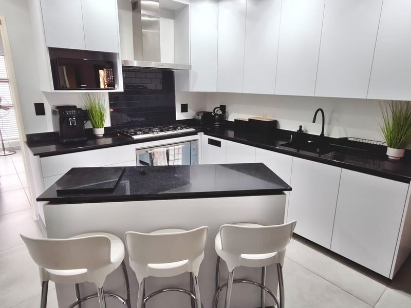 Immaculate 4-Bedroom Fully Furnished Home in Marina Letata – Luxury Living on the Vaal Dam - Photo 2