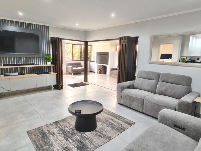 Immaculate Turn key 4-Bedroom Fully Furnished Home in Marina Letata – Luxury Living on the Vaal Dam - Photo 1