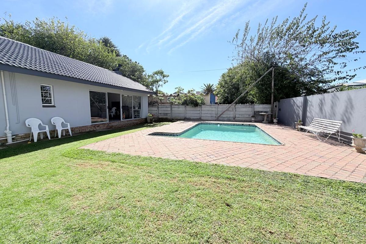 Large feature-packed family home in a a super-convenient street. - Photo 4