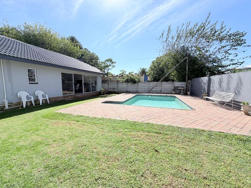 Large feature-packed family home in a a super-convenient street. - Photo 4