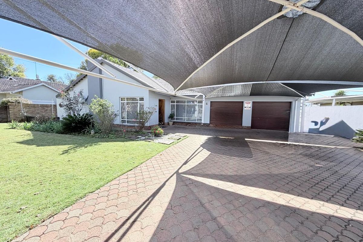 Large feature-packed family home in a a super-convenient street. - Photo 3