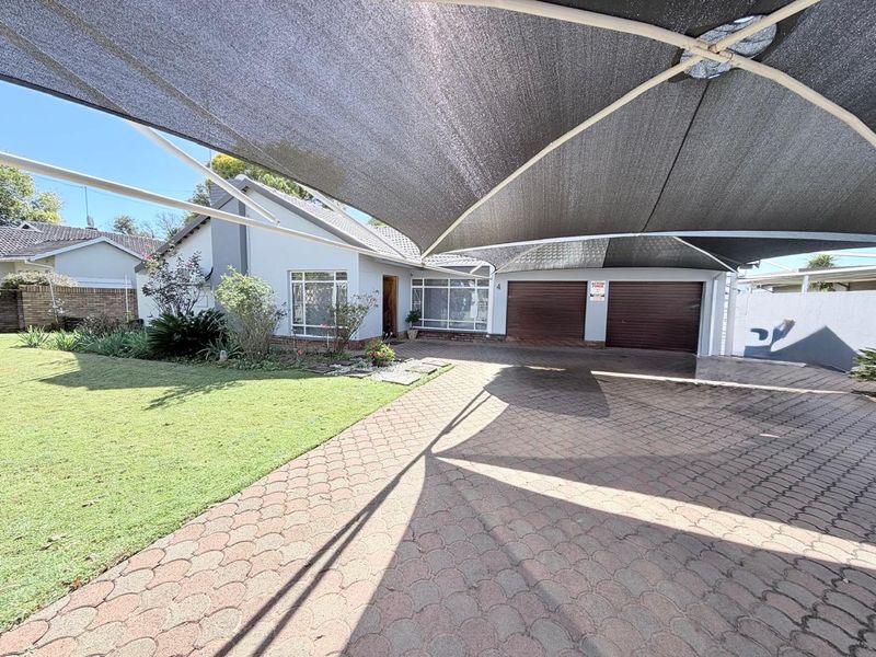 Large feature-packed family home in a a super-convenient street. - Photo 3