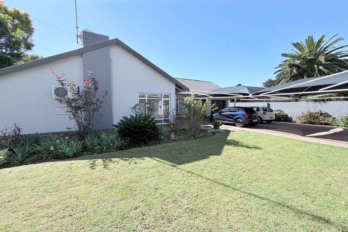 Large feature-packed family home in a a super-convenient street. - Photo 2