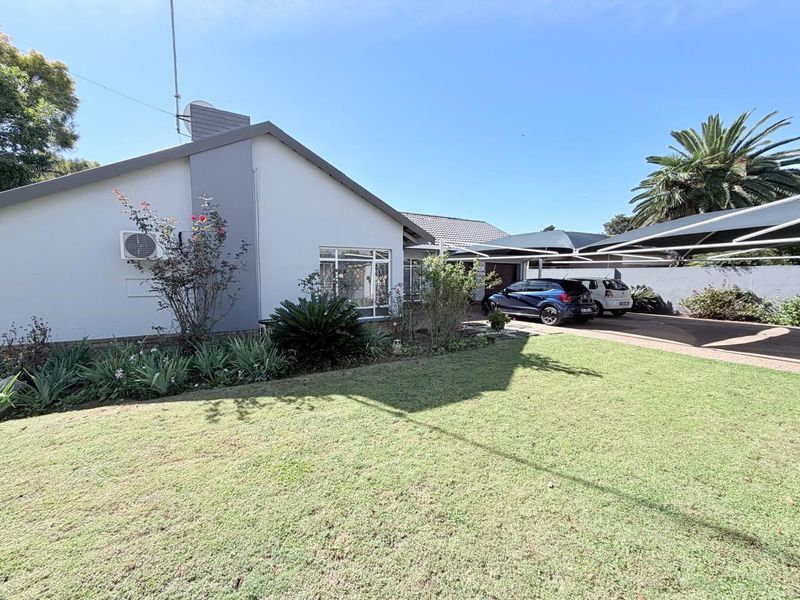 Large feature-packed family home in a a super-convenient street. - Photo 2