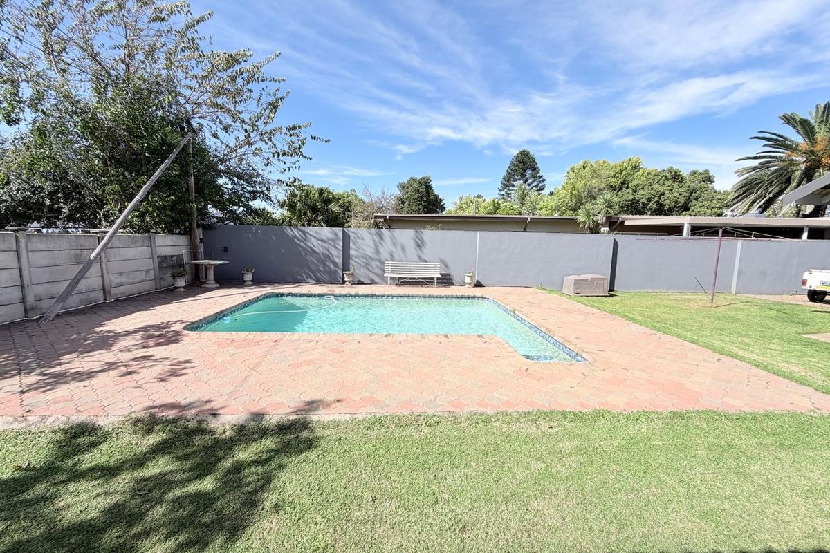 Large feature-packed family home in a a super-convenient street. - Photo 5
