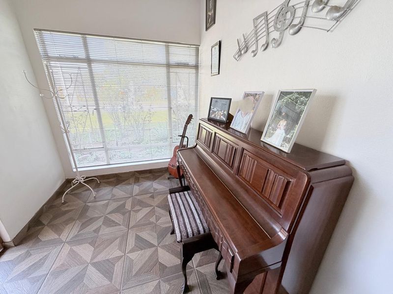 Large feature-packed family home in a a super-convenient street. - Photo 10