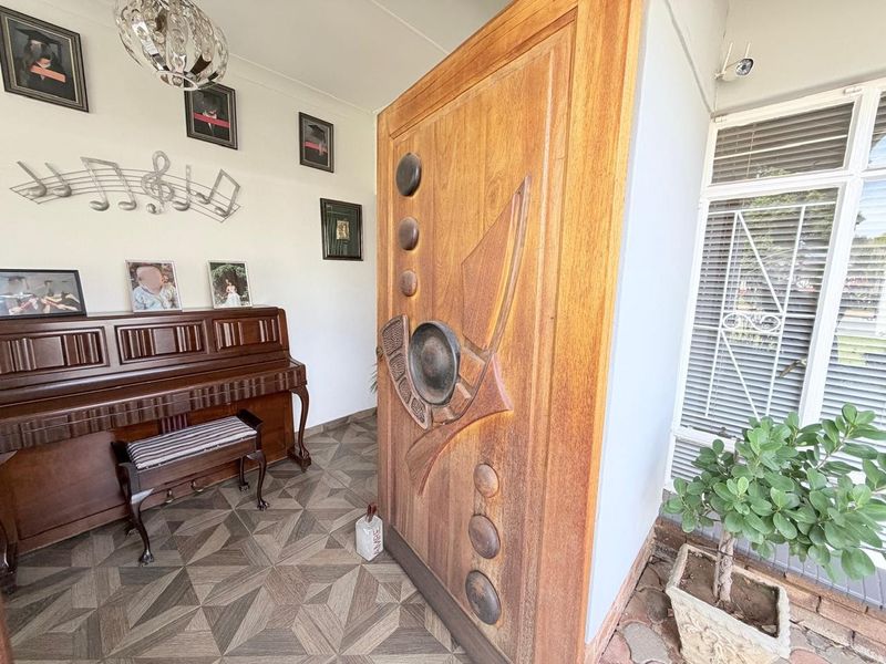 Large feature-packed family home in a a super-convenient street. - Photo 9