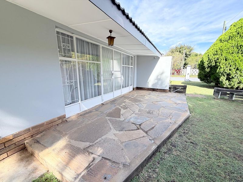 Large feature-packed family home in a a super-convenient street. - Photo 8