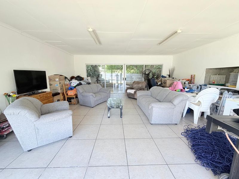 Large feature-packed family home in a a super-convenient street. - Photo 7