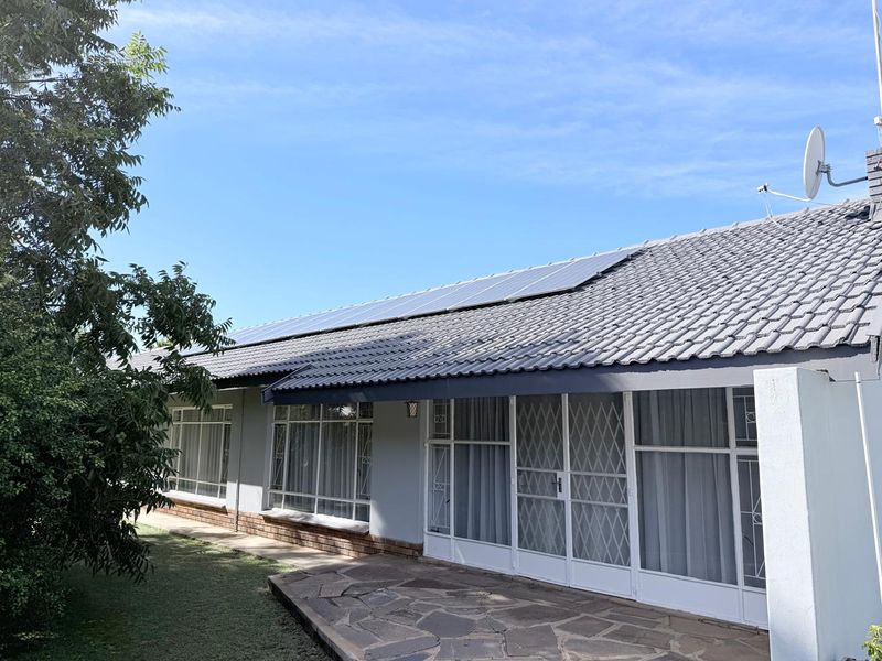 Large feature-packed family home in a a super-convenient street. - Photo 6