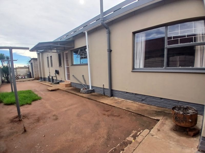 Loving Home in Randlespark Klerksdorp - Photo 5