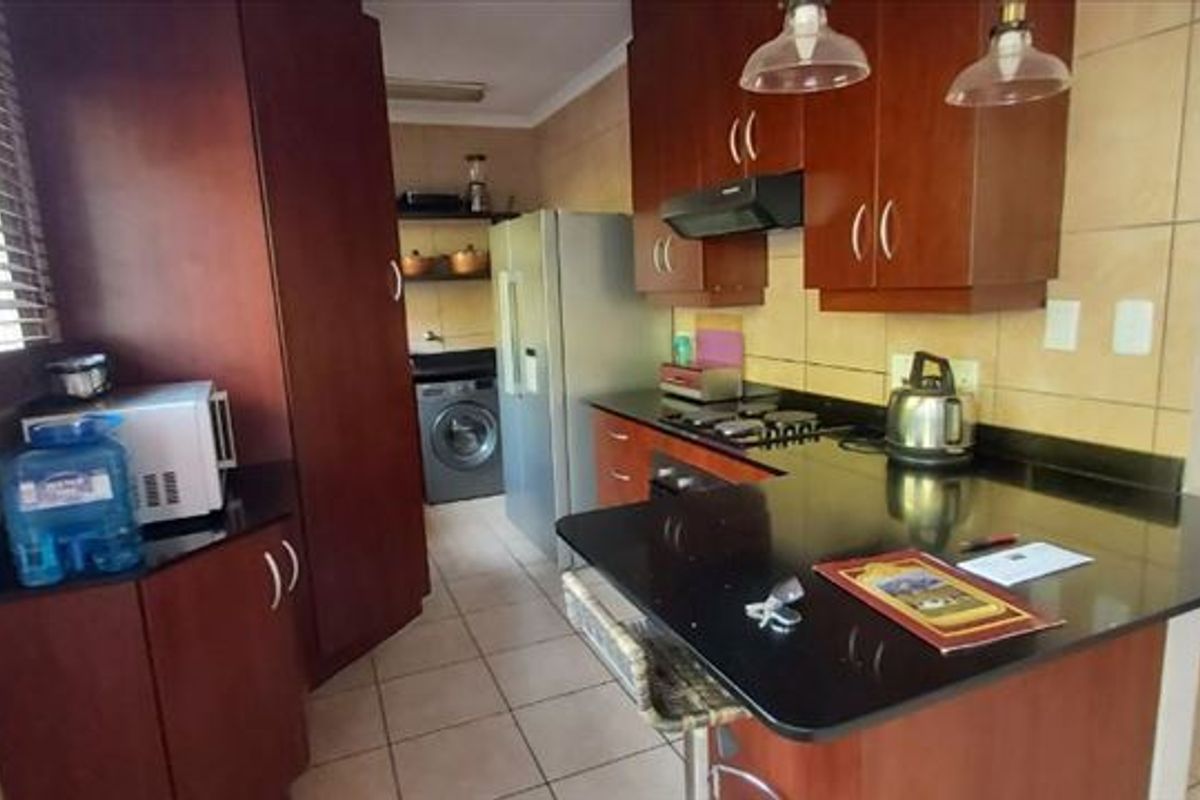 Introducing a truly remarkable contemporary town home, boasting an unexpectedly generous floor space of 172m2.  - Photo 3